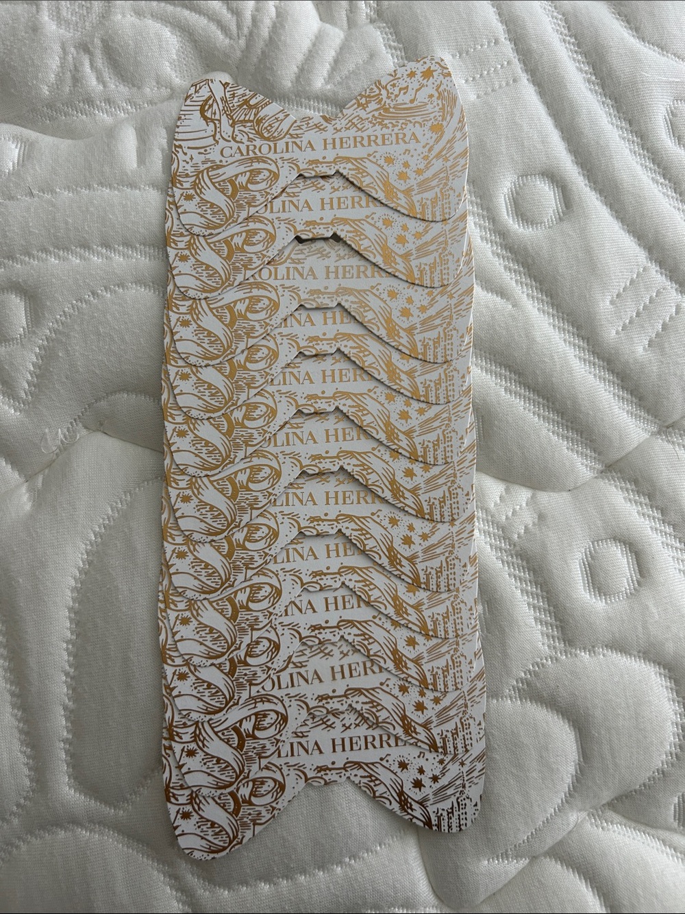Carolina Herrera 11-Gorgeous White & Gold Happy Holidays Decorative Gift Tags